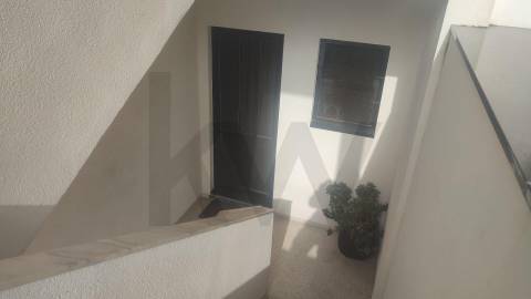 Conjunto de Duas Moradias Multifamiliares com Vista Panorâmica sobre o Rio Douro – Valbom