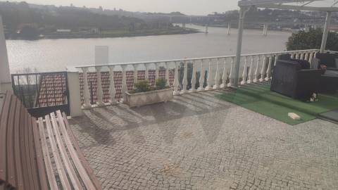 Conjunto de Duas Moradias Multifamiliares com Vista Panorâmica sobre o Rio Douro – Valbom