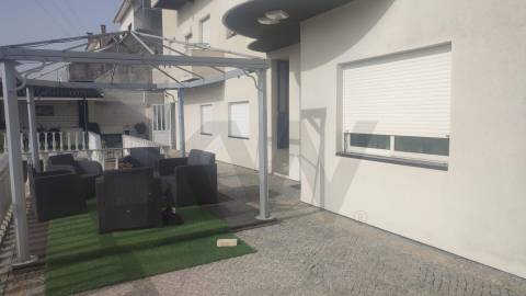 Conjunto de Duas Moradias Multifamiliares com Vista Panorâmica sobre o Rio Douro – Valbom