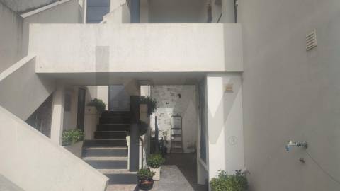 Conjunto de Duas Moradias Multifamiliares com Vista Panorâmica sobre o Rio Douro – Valbom