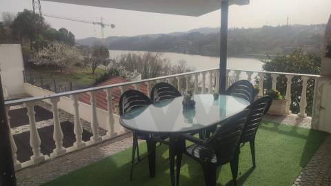 Conjunto de Duas Moradias Multifamiliares com Vista Panorâmica sobre o Rio Douro – Valbom