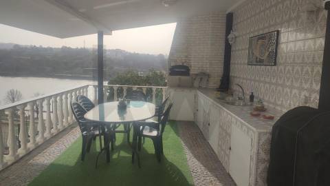 Conjunto de Duas Moradias Multifamiliares com Vista Panorâmica sobre o Rio Douro – Valbom
