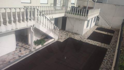 Conjunto de Duas Moradias Multifamiliares com Vista Panorâmica sobre o Rio Douro – Valbom