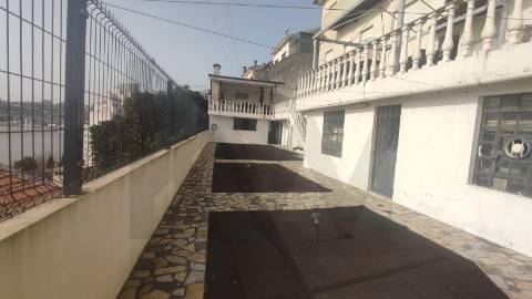 Conjunto de Duas Moradias Multifamiliares com Vista Panorâmica sobre o Rio Douro – Valbom