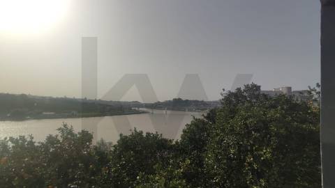 Conjunto de Duas Moradias Multifamiliares com Vista Panorâmica sobre o Rio Douro – Valbom
