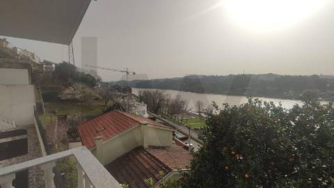 Conjunto de Duas Moradias Multifamiliares com Vista Panorâmica sobre o Rio Douro – Valbom