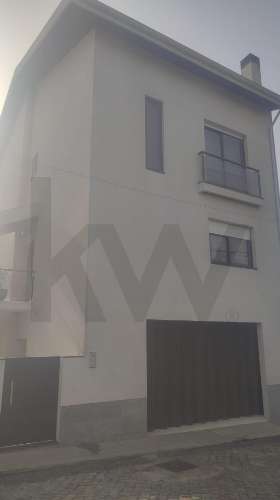 Conjunto de Duas Moradias Multifamiliares com Vista Panorâmica sobre o Rio Douro – Valbom