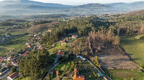 Terreno com 5.445 m² e PIP aprovado para construção de duas moradias na Facha, Ponte de Lima