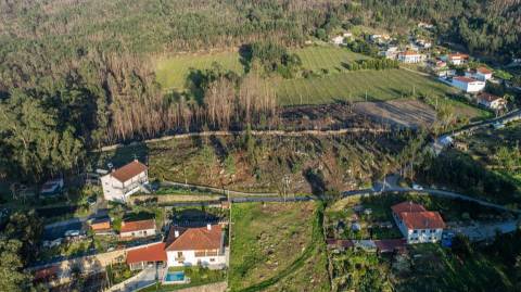 Terreno com 5.445 m² e PIP aprovado para construção de duas moradias na Facha, Ponte de Lima