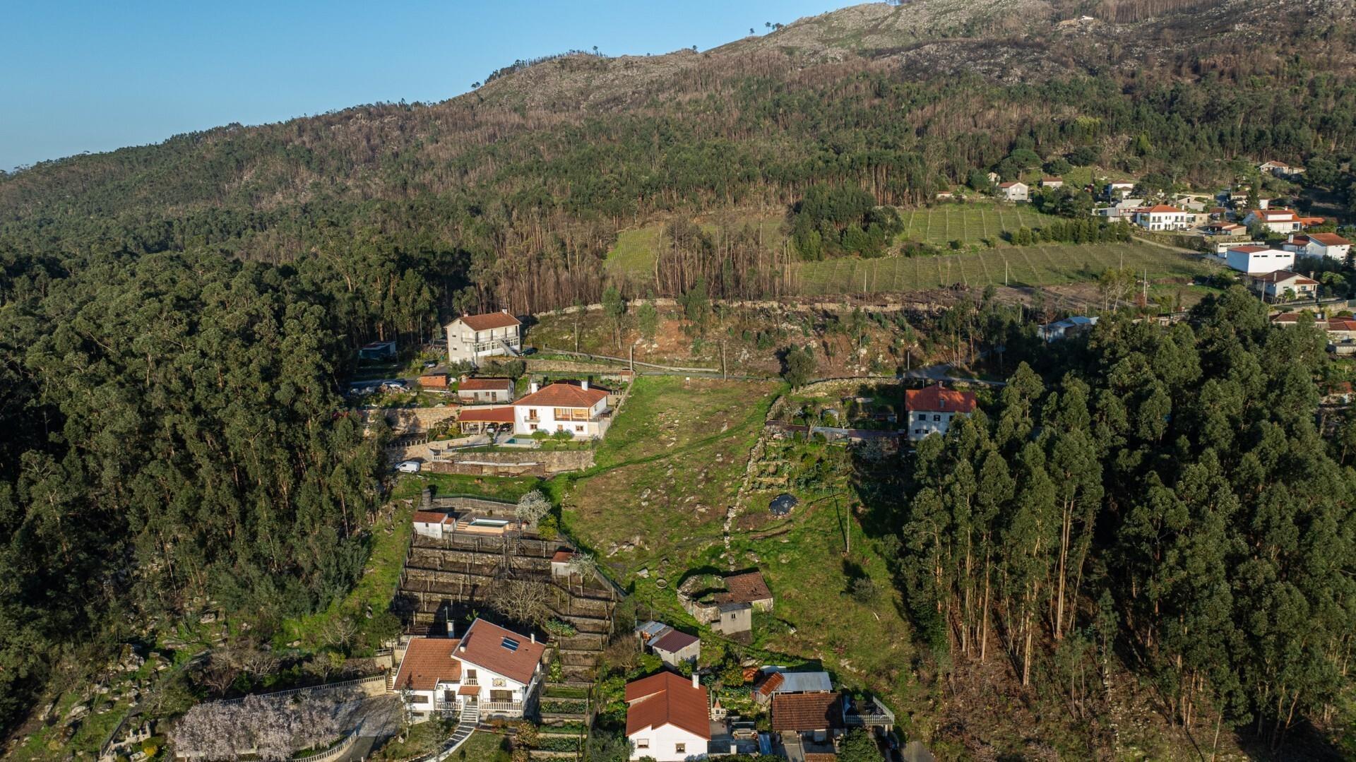 Terreno com 2.815 m² e PIP aprovado para construção de moradia na Facha, Ponte de Lima
