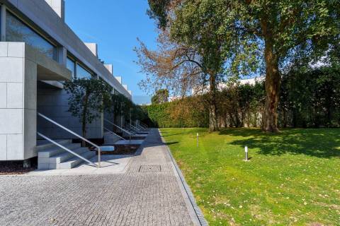 Moradia T4 Luxo, 2 suites, varandas, jardim, 3 lug.  garagem, Zona da Vilarinha (Porto)