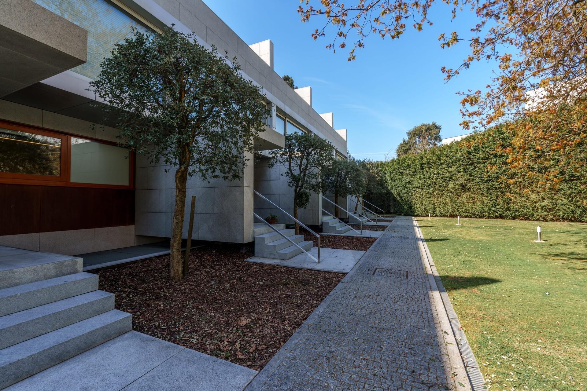 Moradia T4 Luxo, 2 suites, varandas, jardim, 3 lug.  garagem, Zona da Vilarinha (Porto)