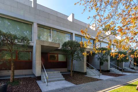 Moradia T4 Luxo, 2 suites, varandas, jardim, 3 lug.  garagem, Zona da Vilarinha (Porto)