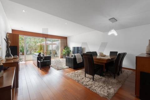 Moradia T4 Luxo, 2 suites, varandas, jardim, 3 lug.  garagem, Zona da Vilarinha (Porto)