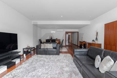 Moradia T4 Luxo, 2 suites, varandas, jardim, 3 lug.  garagem, Zona da Vilarinha (Porto)