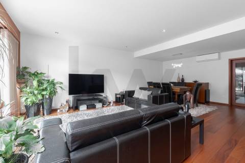 Moradia T4 Luxo, 2 suites, varandas, jardim, 3 lug.  garagem, Zona da Vilarinha (Porto)
