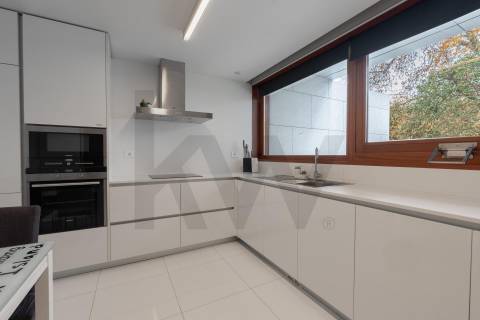 Moradia T4 Luxo, 2 suites, varandas, jardim, 3 lug.  garagem, Zona da Vilarinha (Porto)