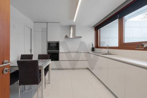 Moradia T4 Luxo, 2 suites, varandas, jardim, 3 lug.  garagem, Zona da Vilarinha (Porto)
