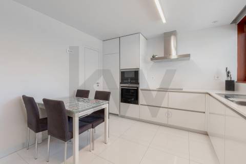 Moradia T4 Luxo, 2 suites, varandas, jardim, 3 lug.  garagem, Zona da Vilarinha (Porto)