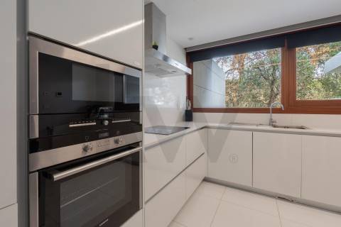 Moradia T4 Luxo, 2 suites, varandas, jardim, 3 lug.  garagem, Zona da Vilarinha (Porto)