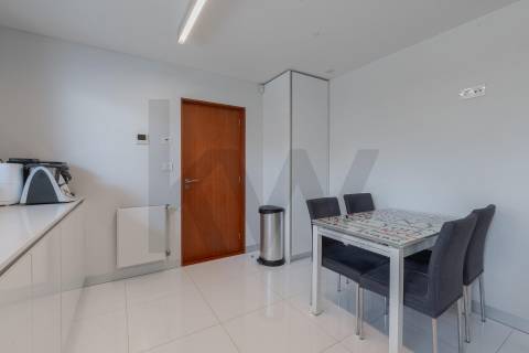 Moradia T4 Luxo, 2 suites, varandas, jardim, 3 lug.  garagem, Zona da Vilarinha (Porto)