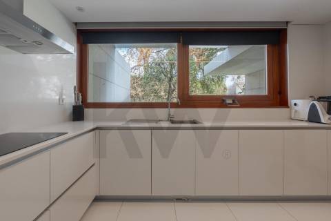 Moradia T4 Luxo, 2 suites, varandas, jardim, 3 lug.  garagem, Zona da Vilarinha (Porto)