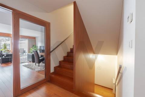 Moradia T4 Luxo, 2 suites, varandas, jardim, 3 lug.  garagem, Zona da Vilarinha (Porto)