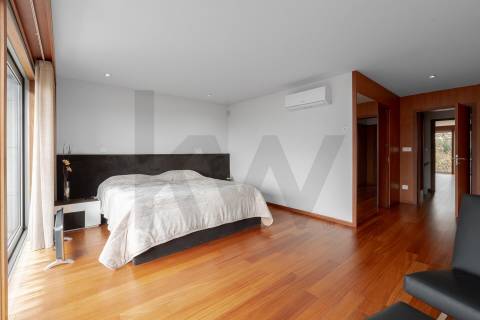 Moradia T4 Luxo, 2 suites, varandas, jardim, 3 lug.  garagem, Zona da Vilarinha (Porto)