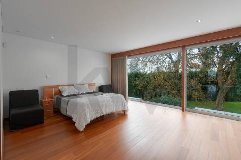 Moradia T4 Luxo, 2 suites, varandas, jardim, 3 lug.  garagem, Zona da Vilarinha (Porto)