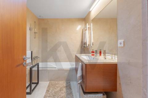 Moradia T4 Luxo, 2 suites, varandas, jardim, 3 lug.  garagem, Zona da Vilarinha (Porto)