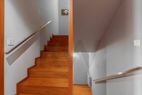 Moradia T4 Luxo, 2 suites, varandas, jardim, 3 lug.  garagem, Zona da Vilarinha (Porto)