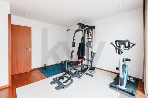 Moradia T4 Luxo, 2 suites, varandas, jardim, 3 lug.  garagem, Zona da Vilarinha (Porto)