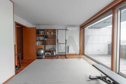 Moradia T4 Luxo, 2 suites, varandas, jardim, 3 lug.  garagem, Zona da Vilarinha (Porto)