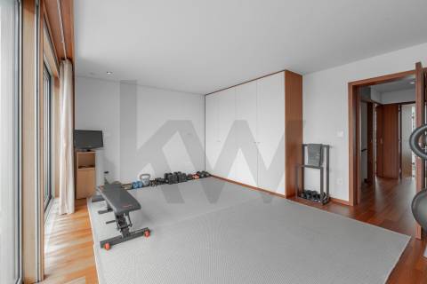 Moradia T4 Luxo, 2 suites, varandas, jardim, 3 lug.  garagem, Zona da Vilarinha (Porto)