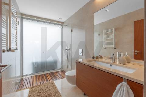 Moradia T4 Luxo, 2 suites, varandas, jardim, 3 lug.  garagem, Zona da Vilarinha (Porto)