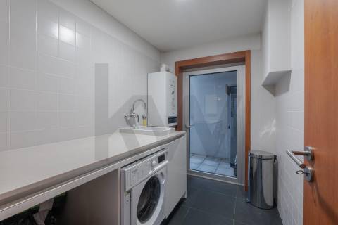 Moradia T4 Luxo, 2 suites, varandas, jardim, 3 lug.  garagem, Zona da Vilarinha (Porto)