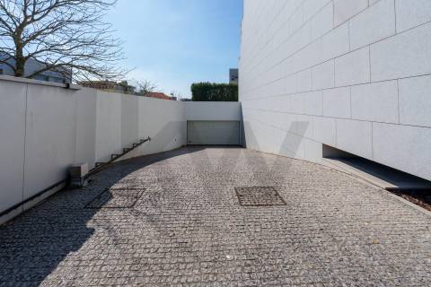 Moradia T4 Luxo, 2 suites, varandas, jardim, 3 lug.  garagem, Zona da Vilarinha (Porto)