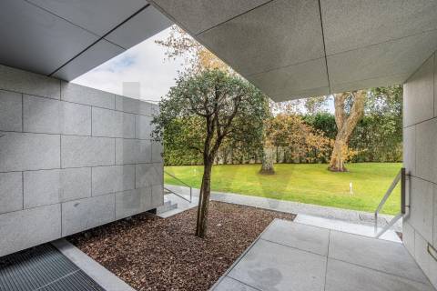 Moradia T4 Luxo, 2 suites, varandas, jardim, 3 lug. garagem, Zona da Vilarinha (Porto)