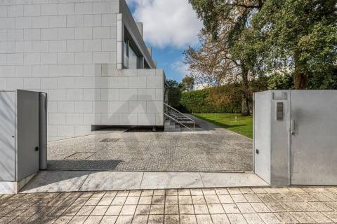 Moradia T4 Luxo, 2 suites, varandas, jardim, 3 lug. garagem, Zona da Vilarinha (Porto)