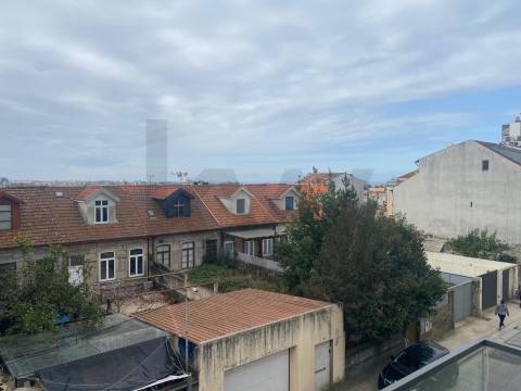 Apartamento T1 para arrendamento na Rua Egas Moniz, Porto