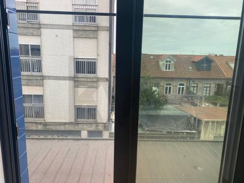 Apartamento T1 para arrendamento na Rua Egas Moniz, Porto