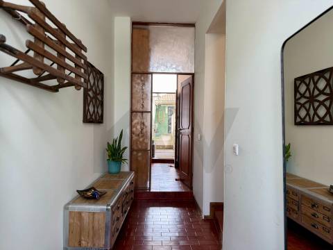 Oportunidade Única no Bonfim: Moradia com Duas Frações e Logradouro