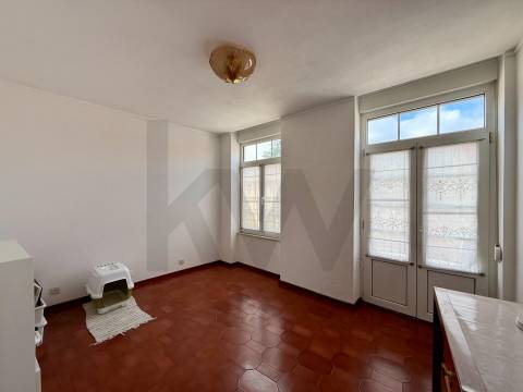 Oportunidade Única no Bonfim: Moradia com Duas Frações e Logradouro