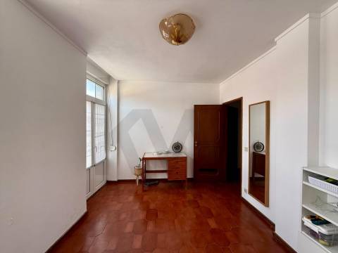 Oportunidade Única no Bonfim: Moradia com Duas Frações e Logradouro