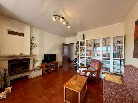 Oportunidade Única no Bonfim: Moradia com Duas Frações e Logradouro