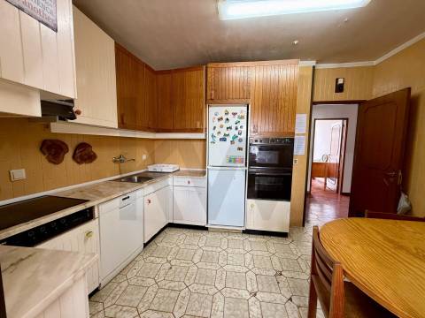 Oportunidade Única no Bonfim: Moradia com Duas Frações e Logradouro