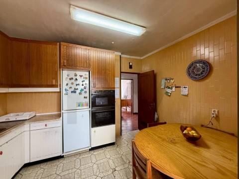 Oportunidade Única no Bonfim: Moradia com Duas Frações e Logradouro