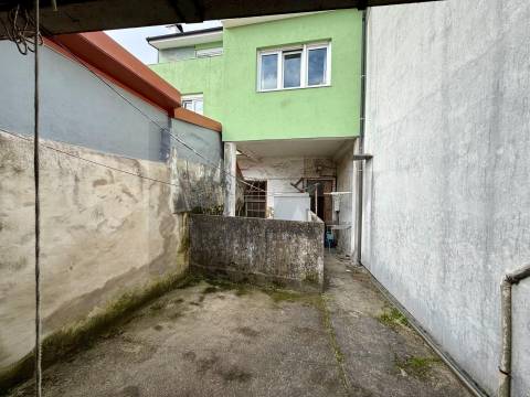 Oportunidade Única no Bonfim: Moradia com Duas Frações e Logradouro