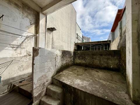 Oportunidade Única no Bonfim: Moradia com Duas Frações e Logradouro