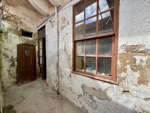 Oportunidade Única no Bonfim: Moradia com Duas Frações e Logradouro